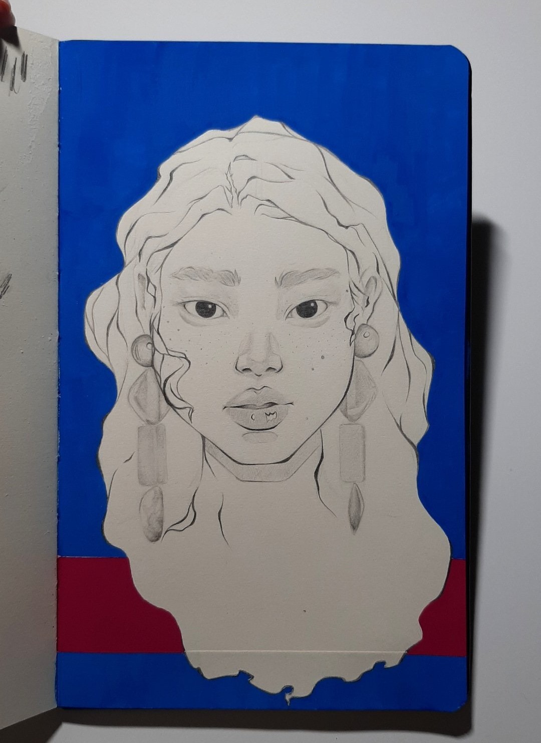 Retrato de una mujer a lápiz, con el fondo azul y magenta pintado con gouache.